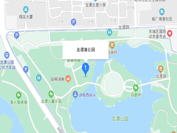 龍?zhí)逗?>龍?zhí)逗?，位于北京市東城區(qū)外城東南隅，龍須溝流經(jīng)此地，故命名為“龍?zhí)逗?rdquo;。為古高梁河穿過的地區(qū)，屬海河流域北運(yùn)河支流通惠河支流護(hù)城河水系。因明圍筑外城墻的窯坑積水形成，中華人民共和國(guó)建國(guó)后，疏挖成三處湖面，面積44.3萬多平方米，并于1980年代建成大型河湖公園（龍?zhí)逗珗@、北京游樂園、龍?zhí)段骱珗@）。也是南城雨水的調(diào)蓄湖泊</ul></div>
<div   id=